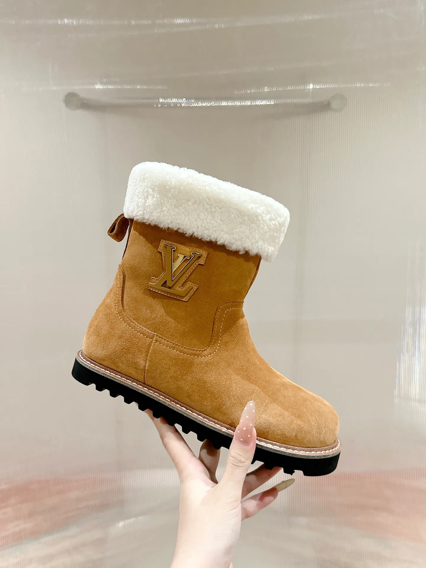 👟👟Ex-factory price 780👟👟 Louis Vuiton·Louis Vuitton 2025ss new LV Aspen Line series wool thick-soled Chelsea short boots fur boots snow boots Martin boots Original purchase, development and production This LV snow boots adopt the original lasting method. The materials are all original ones. Pay attention to the difference between the lower version and the molded rubber sole. The upper is decorated with three-dimensional carvings, which is full of high-end. The upper foot is really beautiful. ▪️Fabric: Cow suede/presbyopia leather ▪️Inner lining: original wool lining ▪️Outsole: original molded outsole ▪️Size: 35-40 (40 customized, non-returnable)